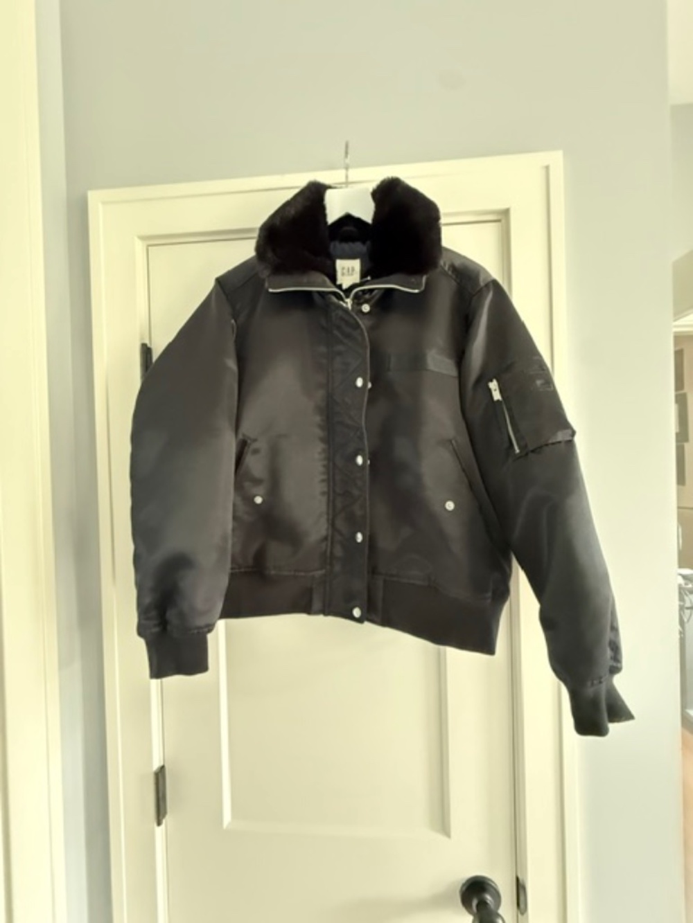 Women's Black Gap Faux Fur Collar Shiny Satin Bomber Jacket Sz Large L EUC